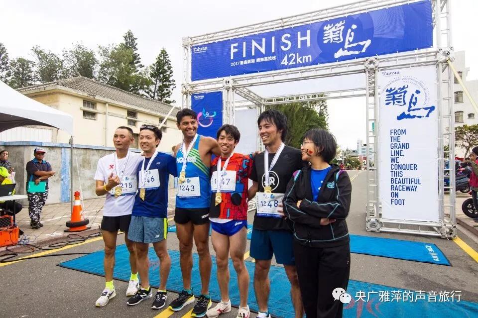 澎湖马拉松开篇：两岸跑者逆风奔跑图示