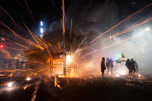 狂欢的季节，感官的挑战，盐水蜂炮不夜城！图示