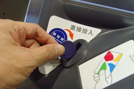 下车后由单程票投入回收孔内回收，一日票及悠游卡采感应出站
