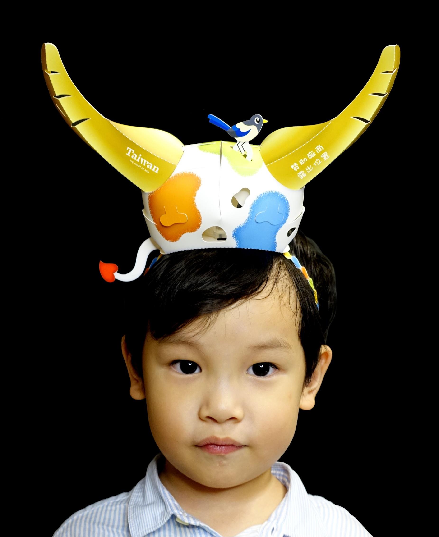 小提燈可以當頭盔，每個小朋友都能變成小萌牛