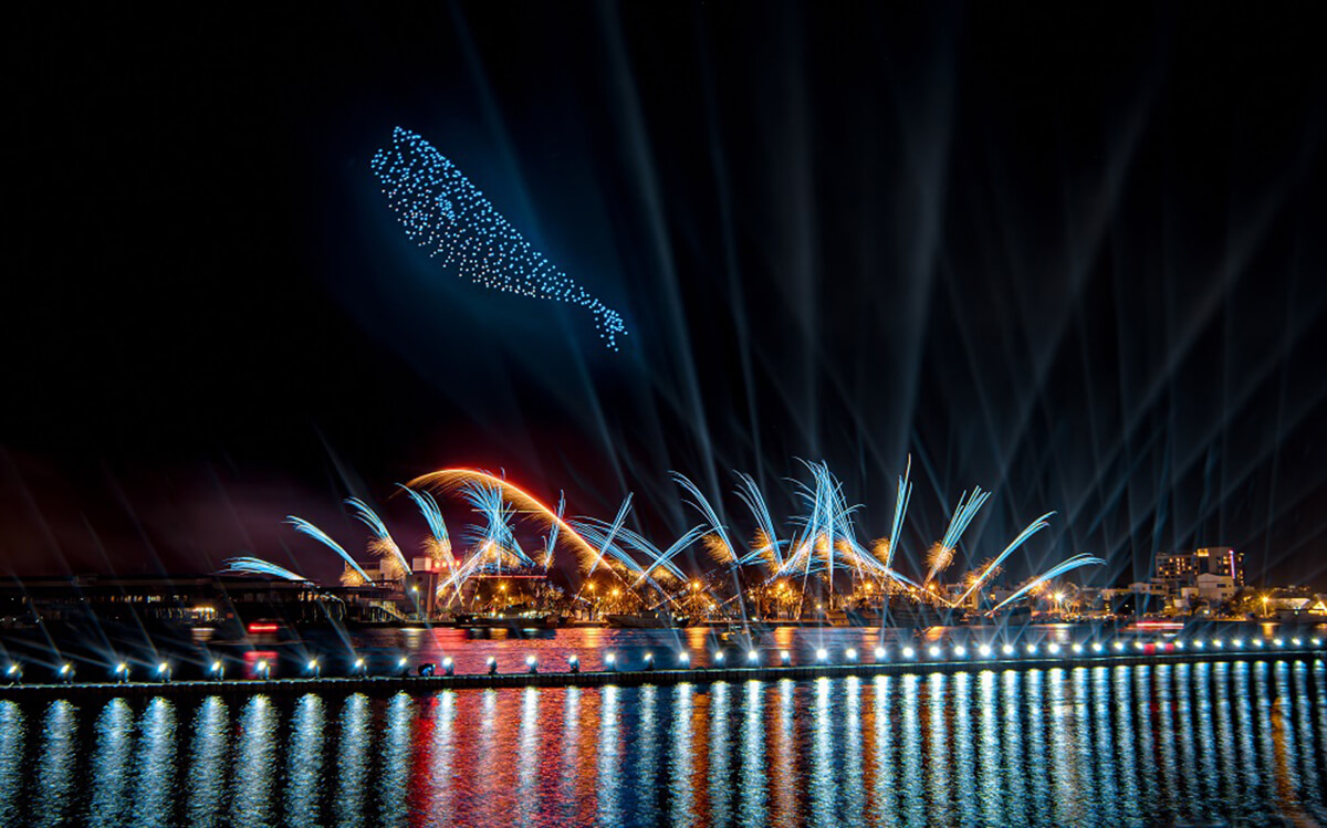 以鲸鱼的面貌浮现 (大鱼的祝福) 为开场注入深刻的海洋意象 (图片来自台南市政府)