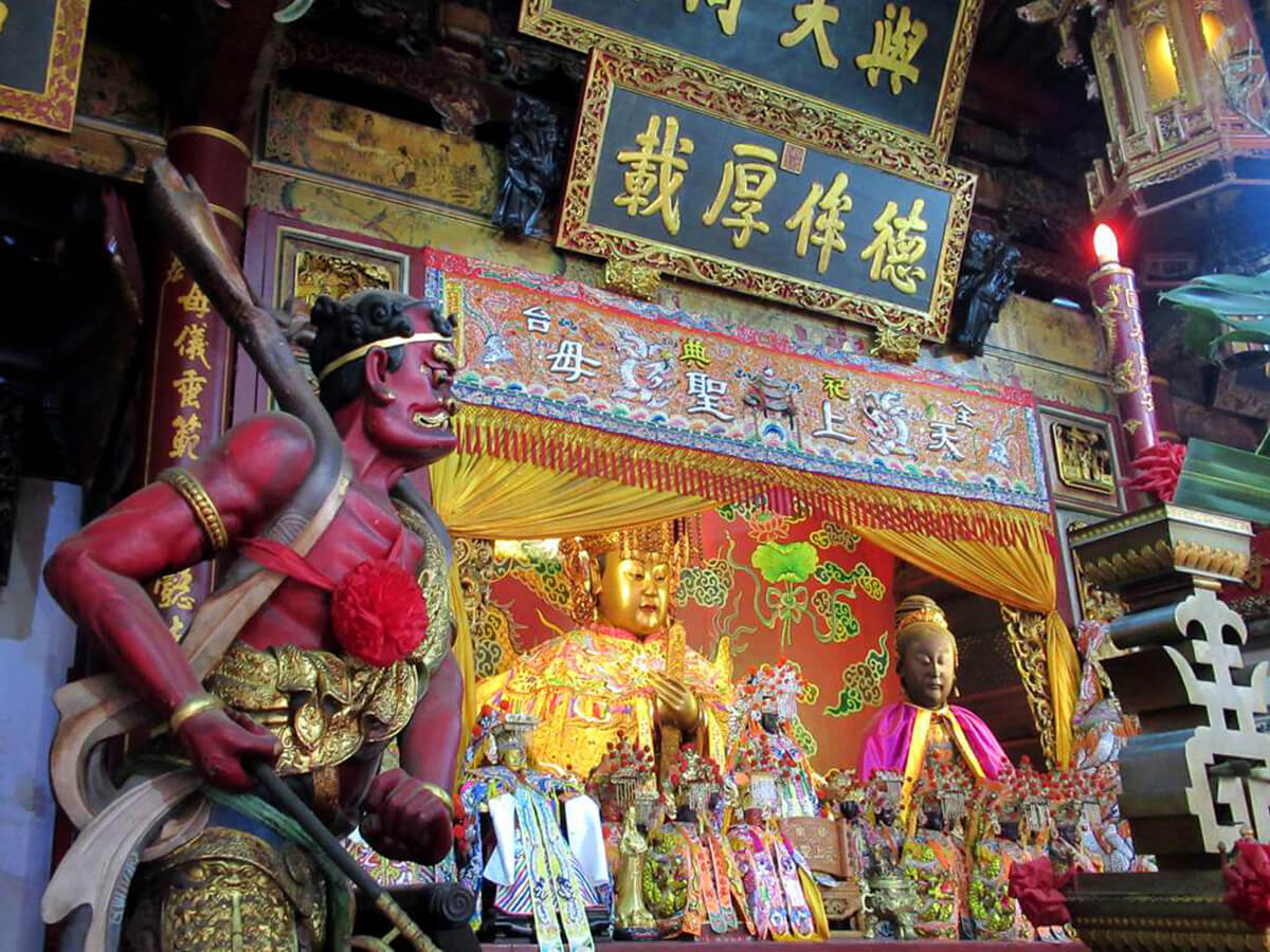 进到庙内就会看见大殿内祀奉的巨大金面妈祖像，威武栩栩如生的千里眼、顺风耳随伺在侧，三座神像皆为泥塑雕像工艺的绝佳展现，是进到大天后宫一定要仔细欣赏的部分。