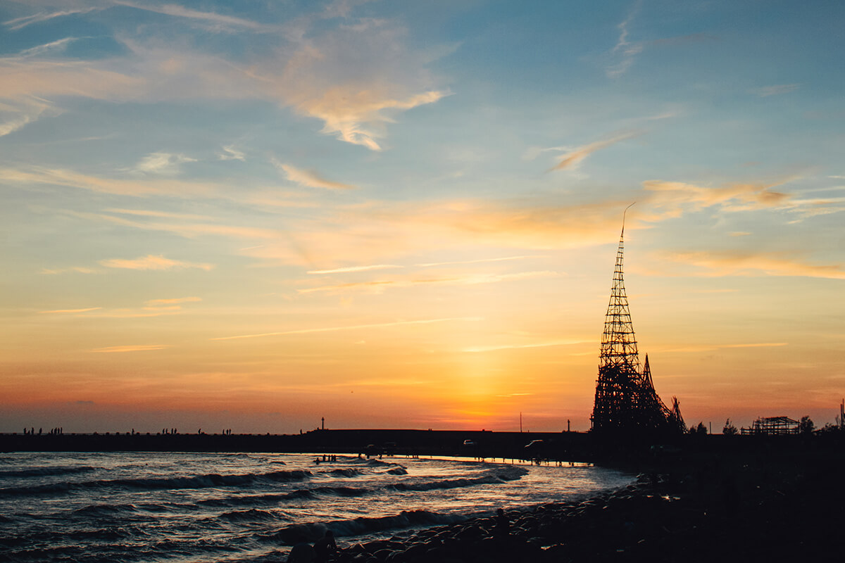 以远方无死角的夕阳为背景，沐浴在温暖的橙色光辉下，夕照带来的橙色光辉将月牙湾染成一片绵延的橘橙，远方的金黄落日清晰可见，造就了这番著名景致。