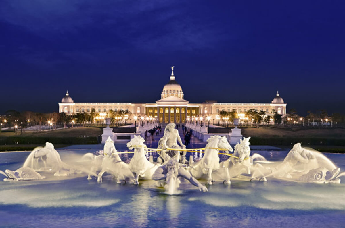 「阿波罗喷泉」群雕，呈现太阳神阿波罗驾著战车从海面跃出之情景，成为游客从博物馆大道进入后的视觉焦点。