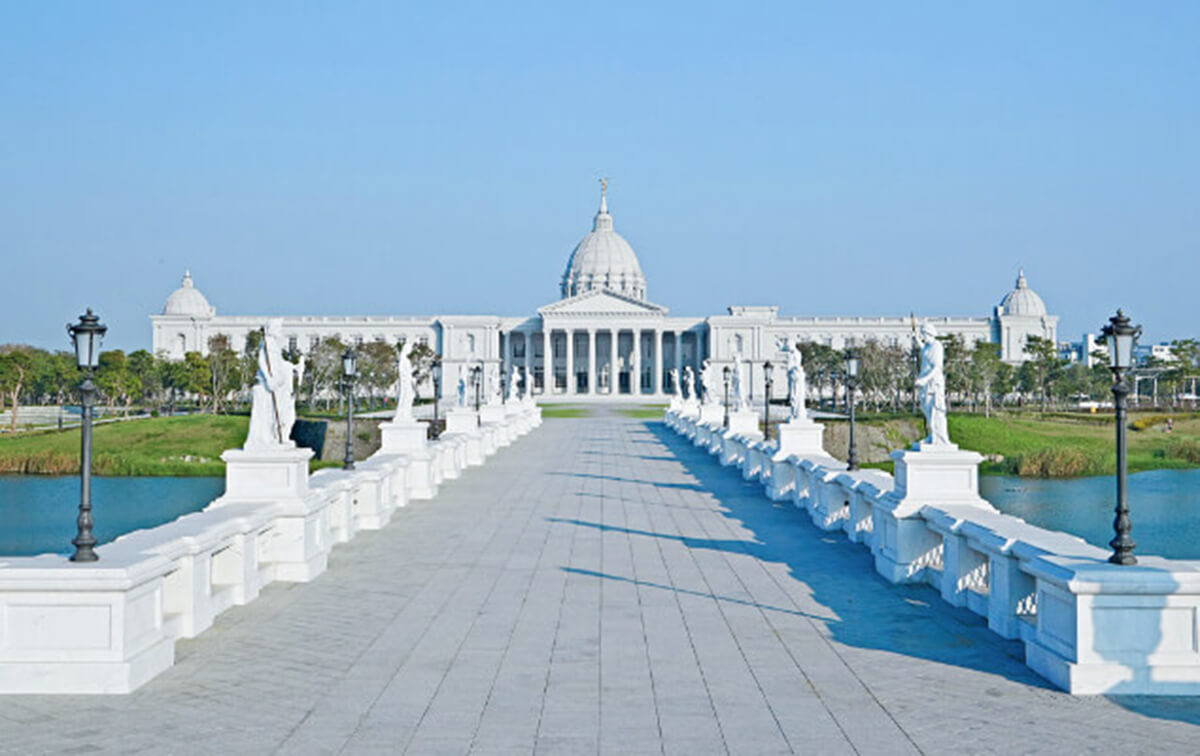 博物馆的入口桥梁，横跨缪思湖，迎向缪思广场，象征进入奥林帕斯神殿的意象，故命名为奥林帕斯桥，显现其重要意义。桥梁两侧摆设奥林帕斯山十二主神雕像，向所有人展现盛情欢迎之意。