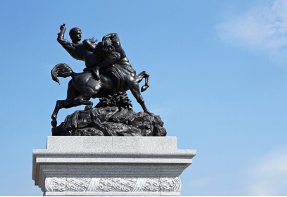 博物馆园区入口处，伫立一座〈铁修斯战胜人马兽〉作品，这是法国知名雕塑家巴里（Antoine-Louis BARYE, 1795-1875）的重要代表作