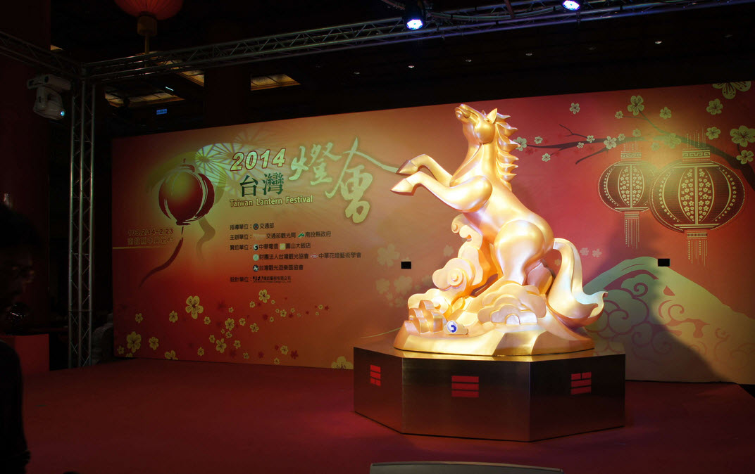 主灯「龙驹腾跃」