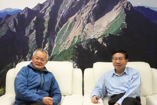  捷安特(中国)有限公司郑宝堂总经理、北京台商协会林清发会长12月7日参访本处，与本处杨主任就推动自行车自助游台湾事宜交换意见。