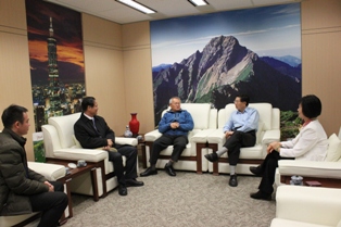  捷安特(中国)有限公司郑宝堂总经理、北京台商协会林清发会长12月7日参访本处，与本处杨主任就推动自行车自助游台湾事宜交换意见。