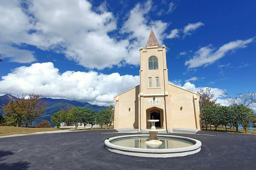 教堂门口的山茶花