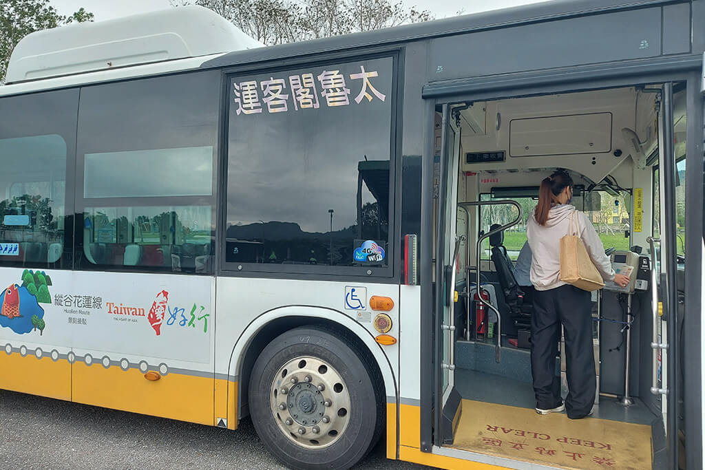 使用电子票证(含行动支付)搭乘台湾好行优惠路线，就享有票价半价优惠