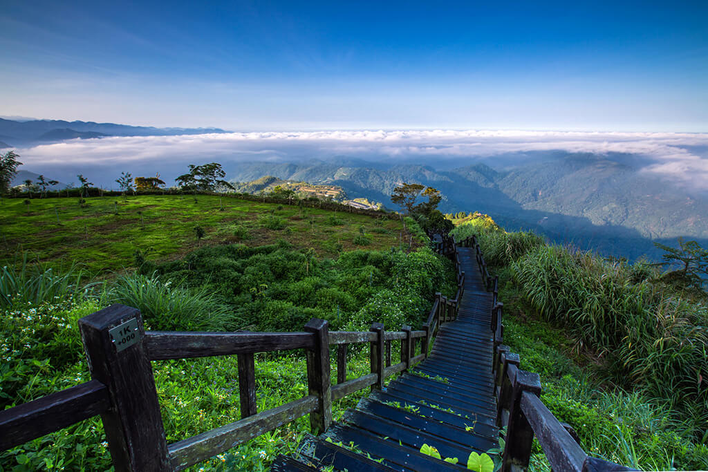 单程约1公里，原路往返，需攀爬阶梯。