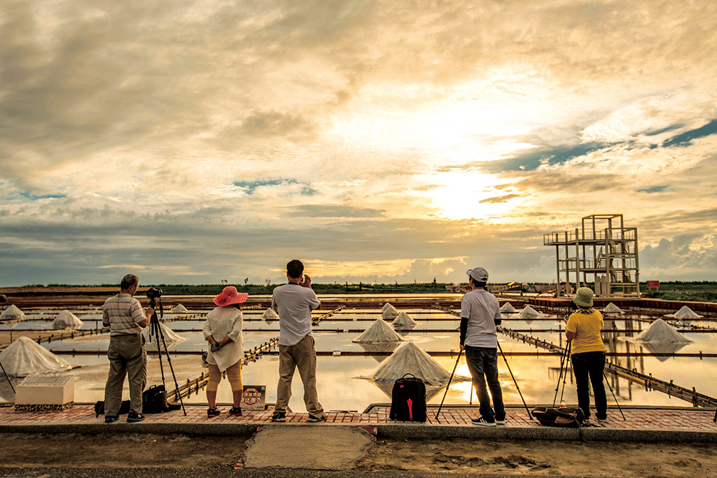 井仔脚瓦盘盐田_夕阳美景是许多摄影爱好者争相拍摄的景象