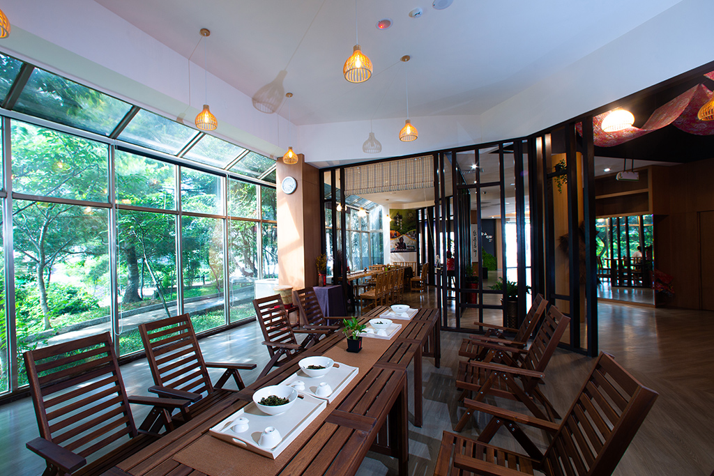 满溢古风的茶席，由本馆服务人员带来品茶飨宴，清新淡雅的茶汤沁人肺腑，专业的茶道解说更是让人沉醉其中