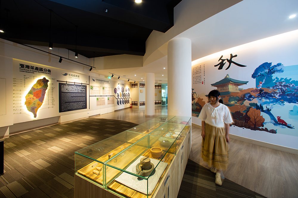 伴随著充满古风的墙面，在这里有著茶产业发展历史及茶文化的介绍，能够了解到茶叶的过去与现在