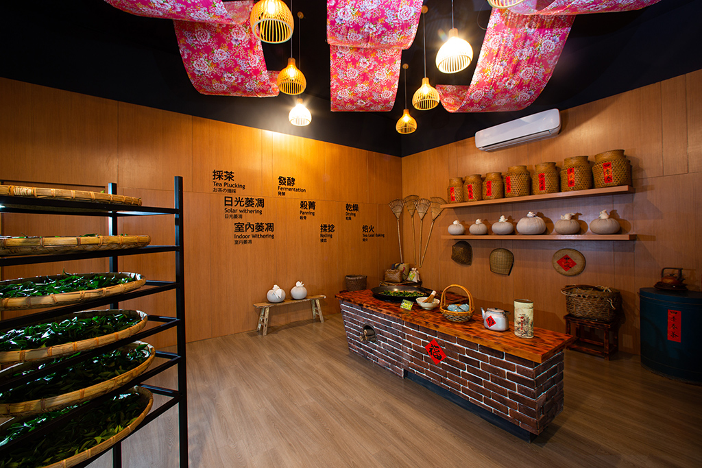仿古设计的「制茶体验区」，像是早期制茶人家的场景，不管是整体氛围或是摆设，都让人似乎置身于那个怀念的年代