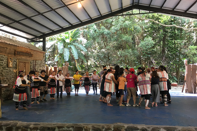 达玛峦文化艺术团与游客同乐