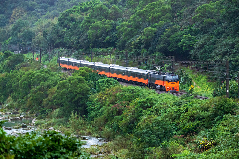 「鸣日号」外观以质感独具的黑色，搭配台铁最经典的「橘色」做融合
