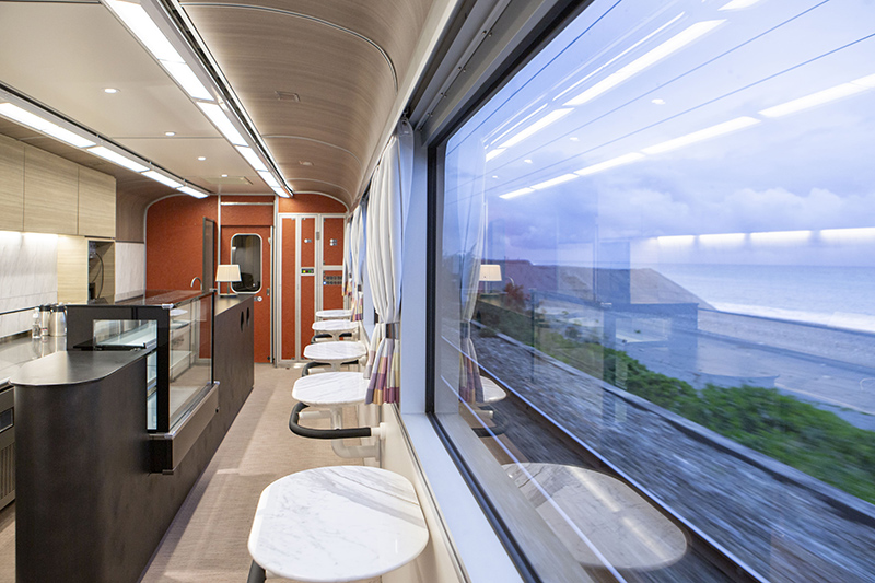 台铁观光列车「鸣日号」吧台车厢