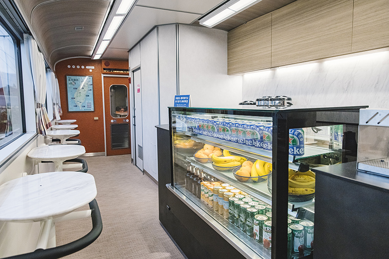 铁道风光结合在地美食，为旅客带来顶级奢华旅游服务